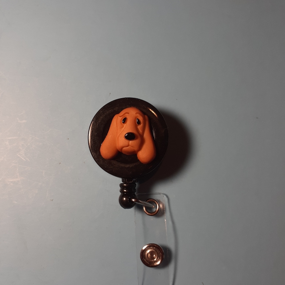 Retractable name badge holder